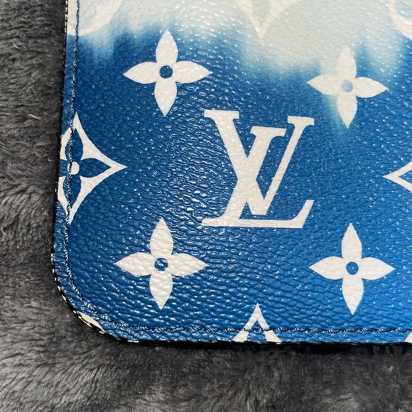 💙🤍🩵 AUTHENTIC LOUIS VUITTON BLUE & WHITE ESCALE WRISTLET- GORGEOUS🩵🤍💙 - Picture 6 of 13